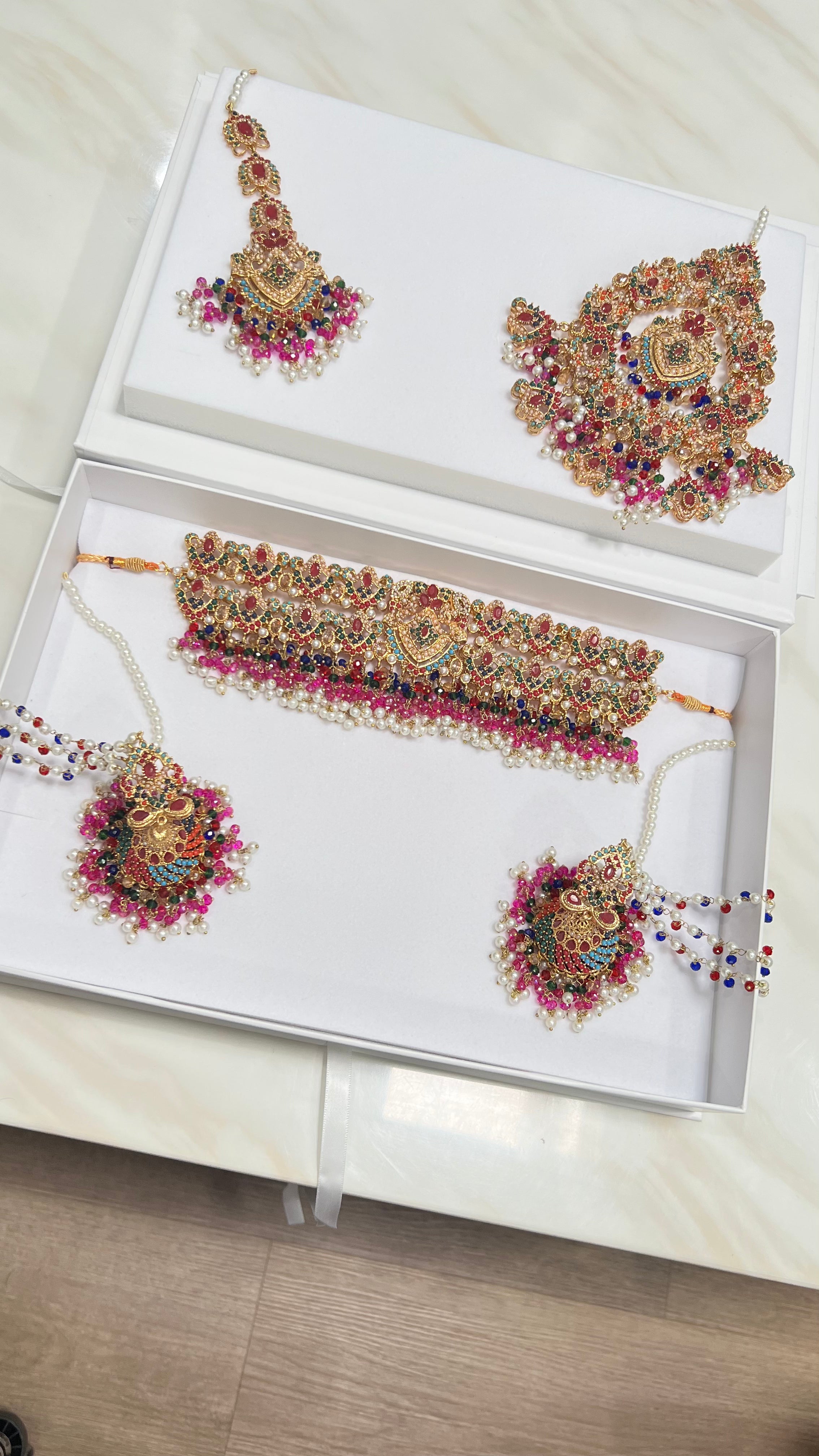 Isha Choker Set Multicolour