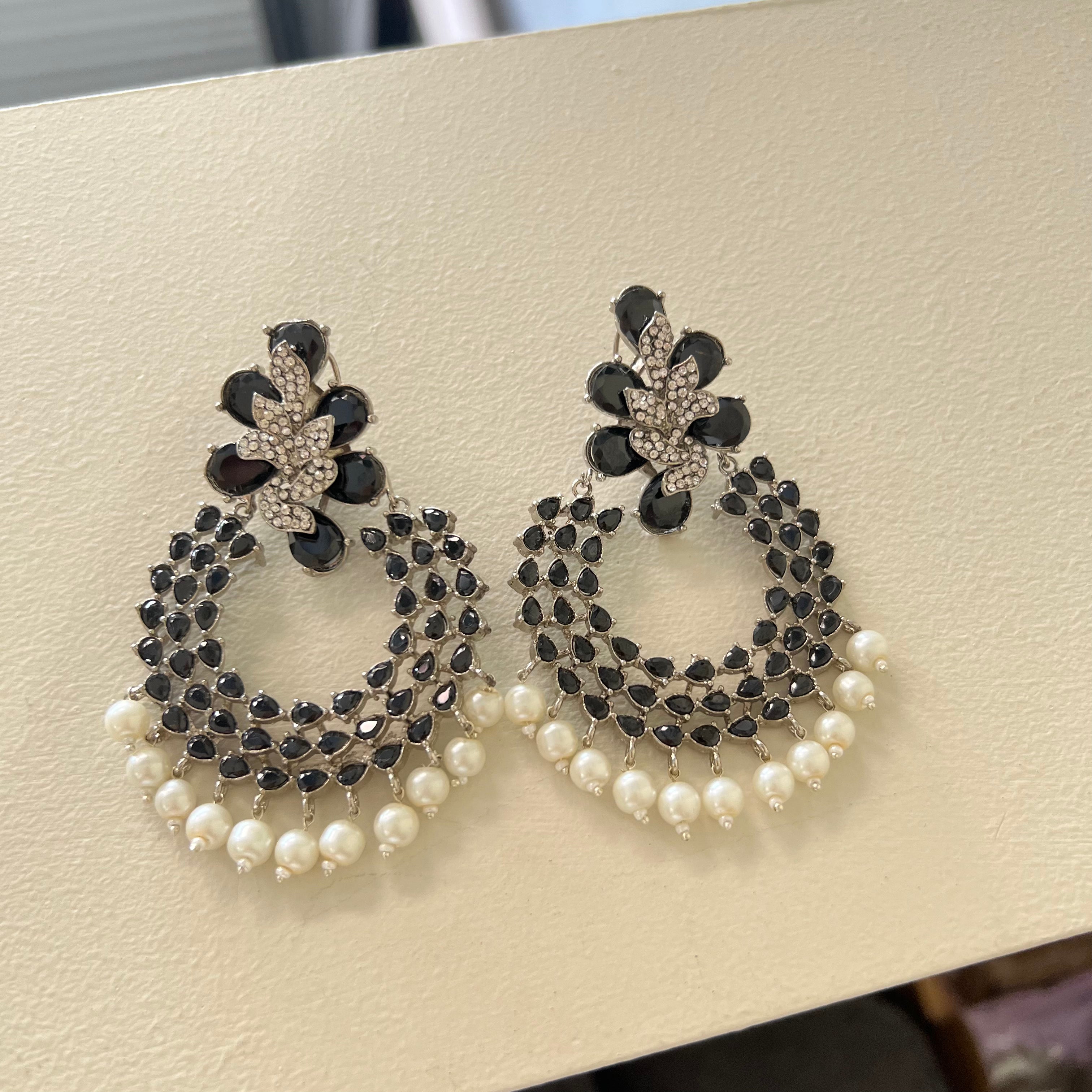 Nabira Earrings Black