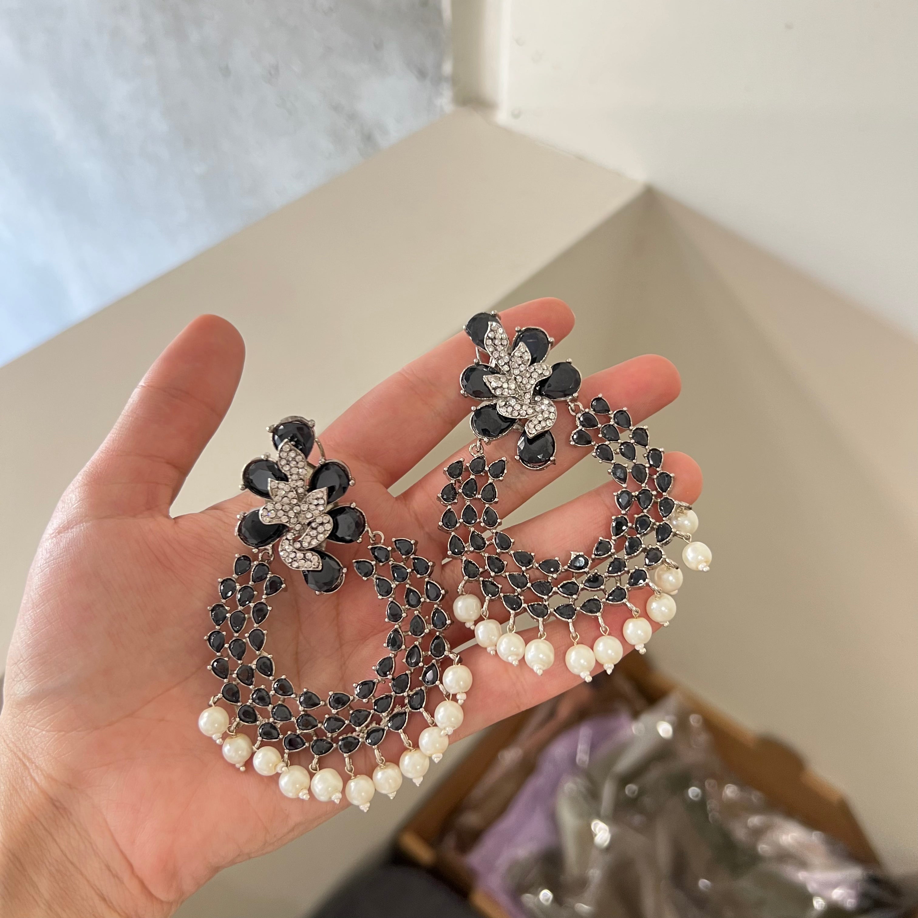 Nabira Earrings Black