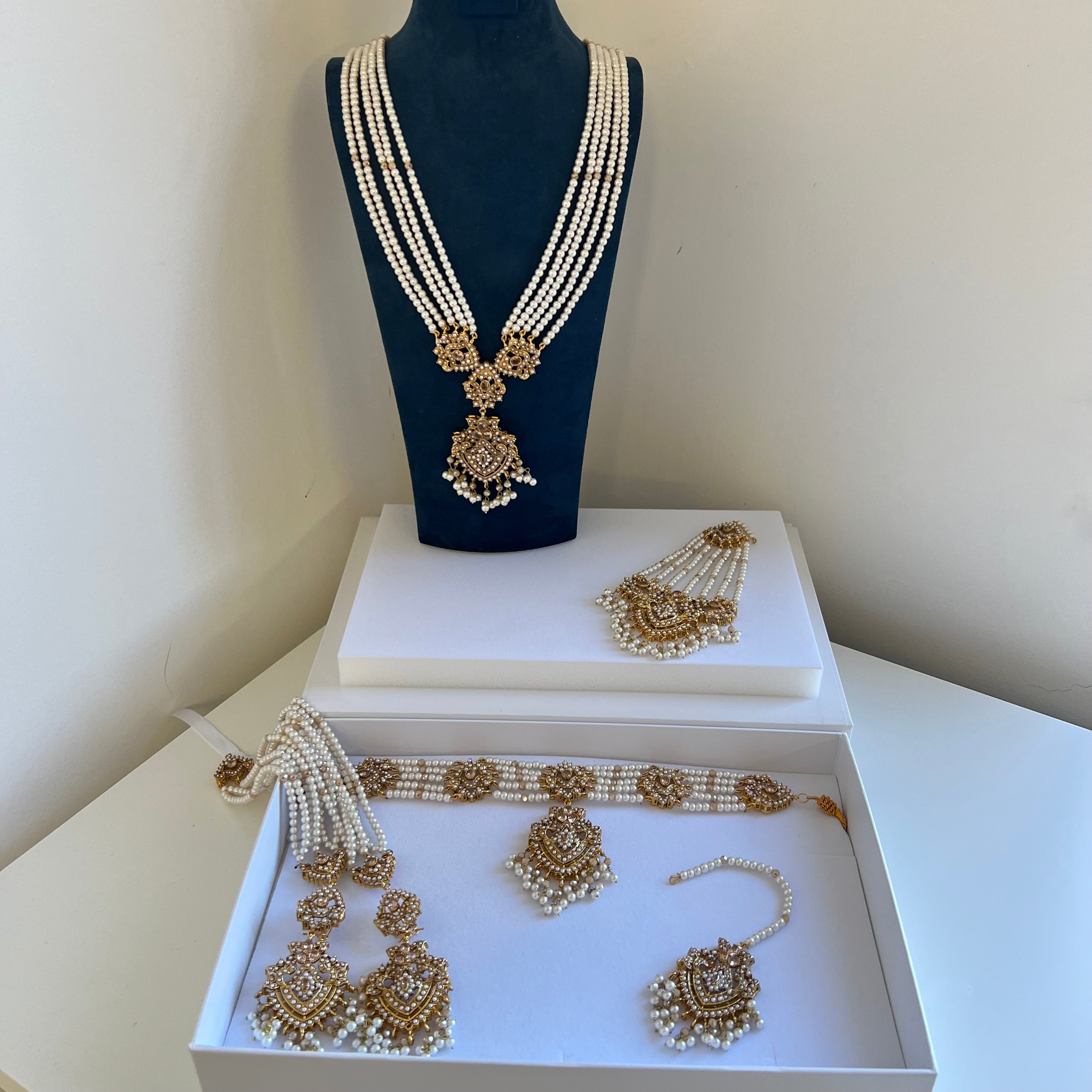 Sameen Necklace Set Gold