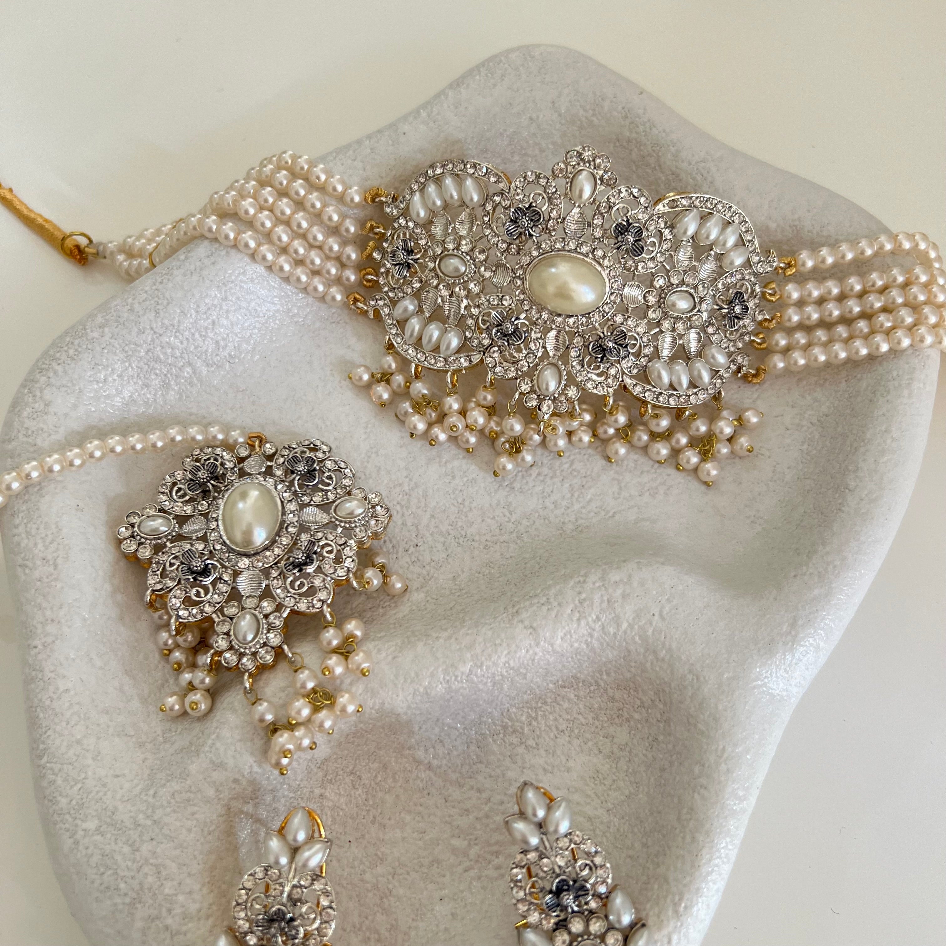 Neha Choker Set